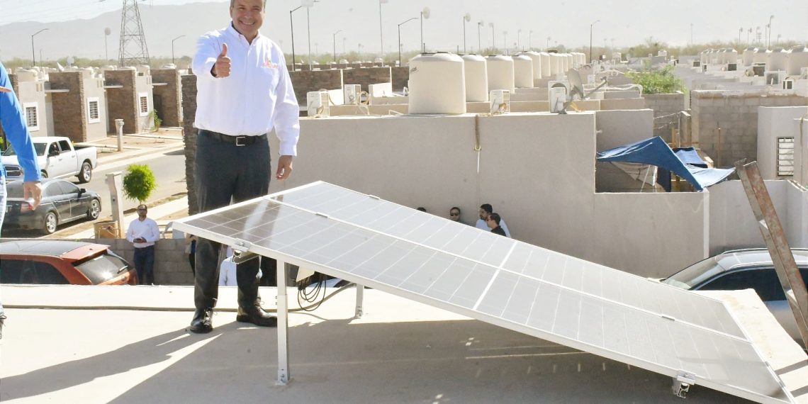 Entrega Toño Astiazarán las primeras tres viviendas de Sello H que cuentan con paneles solares