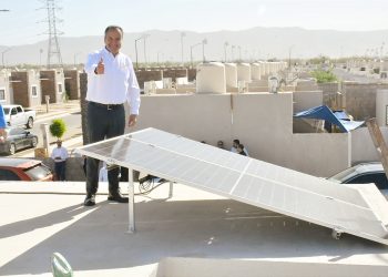 Entrega Toño Astiazarán las primeras tres viviendas de Sello H que cuentan con paneles solares