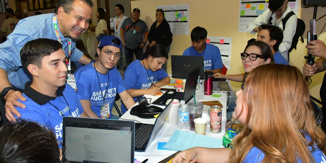 Integra Toño Astiazarán a jóvenes en Hackathon 2025 para modernizar Hermosillo con innovación
