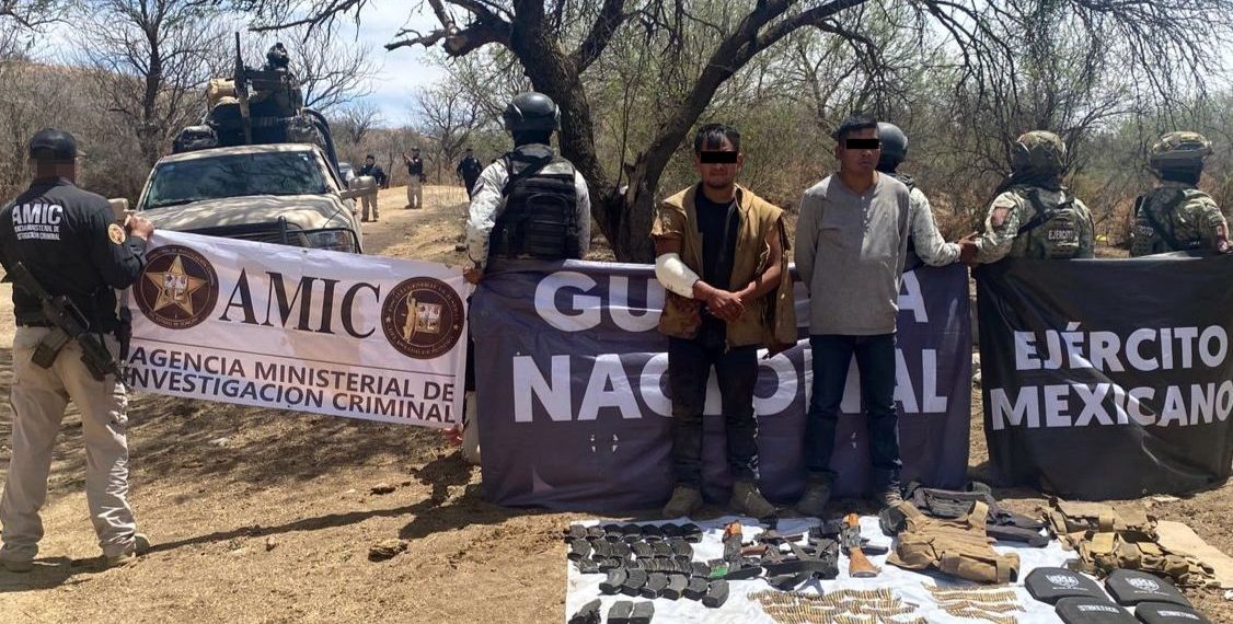 Capturan a dos sujetos con armamento, cartuchos, ropa táctica y un vehículo en Sáric