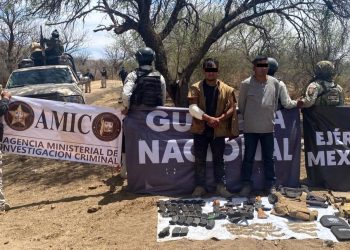 Capturan a dos sujetos con armamento, cartuchos, ropa táctica y un vehículo en Sáric