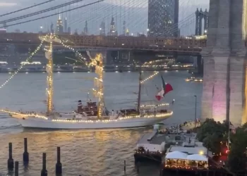 Retorna a México tripulación de buque de la Armada que chocó contra el puente de Brooklyn