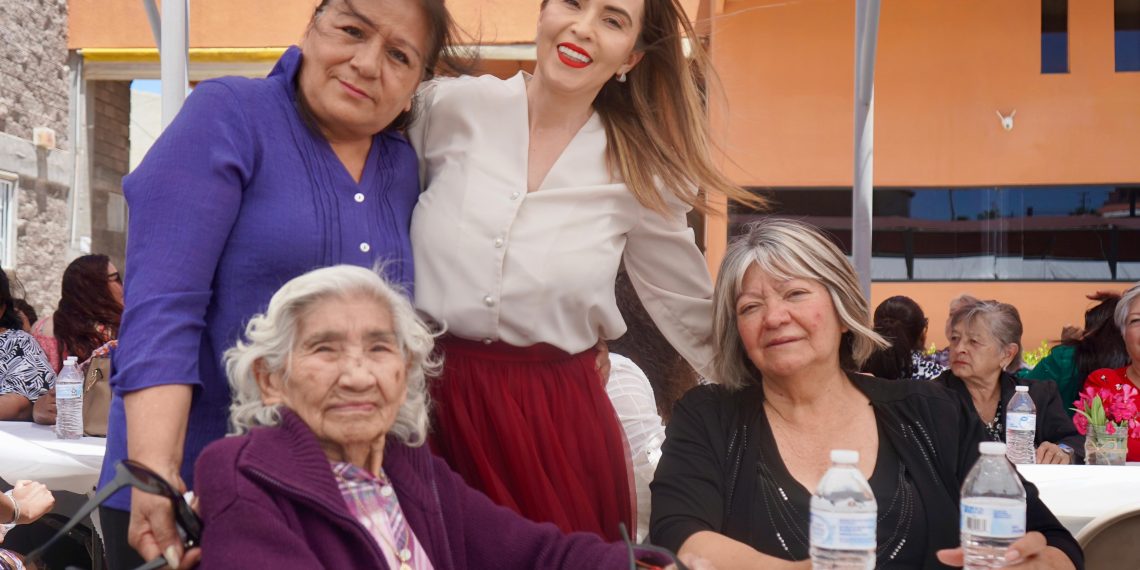 Festeja Marcela “Maval” Valenzuela a mamás por su día