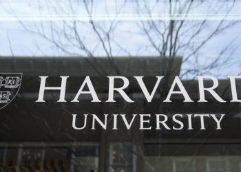 Administración Trump prohíbe a Harvard inscribir estudiantes extranjeros