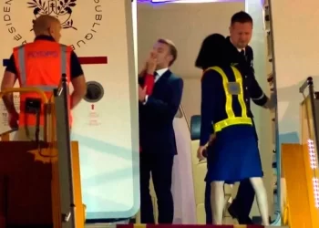 Viralizan manotazo a Macron; desmiente pelea con esposa