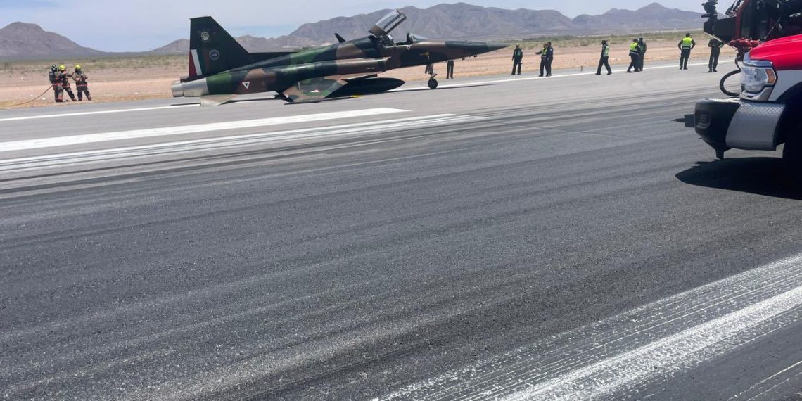 Aeronave militar sufre ponchadura al aterrizar en aeropuerto de Chihuahua