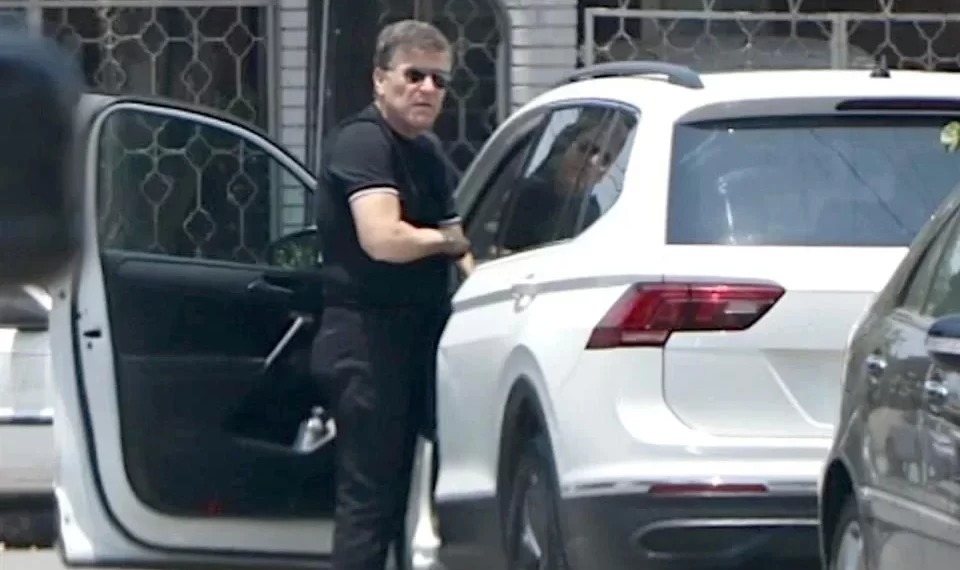 Exhiben a funcionarios de Gobierno de Nuevo León entregando acordeones para elección judicial