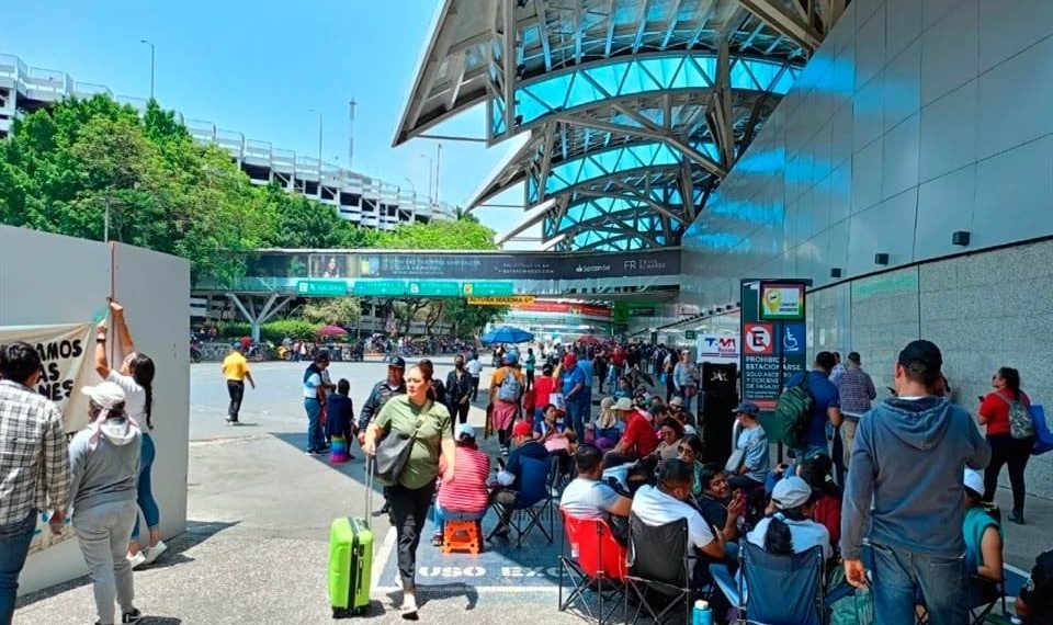 Se planta CNTE en T1 de AICM y llega a puertas de T2