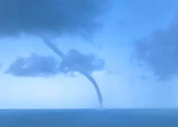 Una tromba marina aparece frente a la costa de Puerto Peñasco