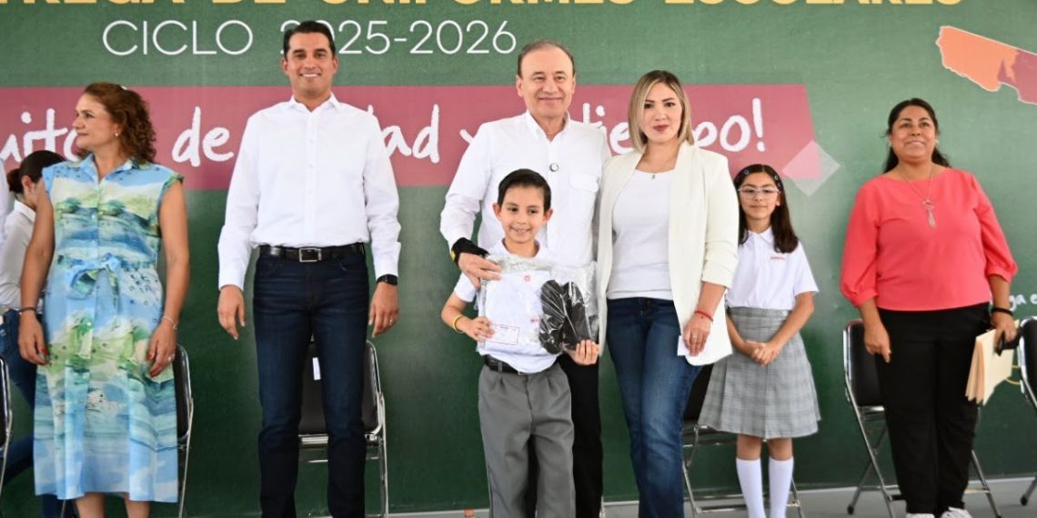 Gobernador Durazo garantiza entrega de uniformes gratuitos a todos los estudiantes antes de iniciar próximo ciclo