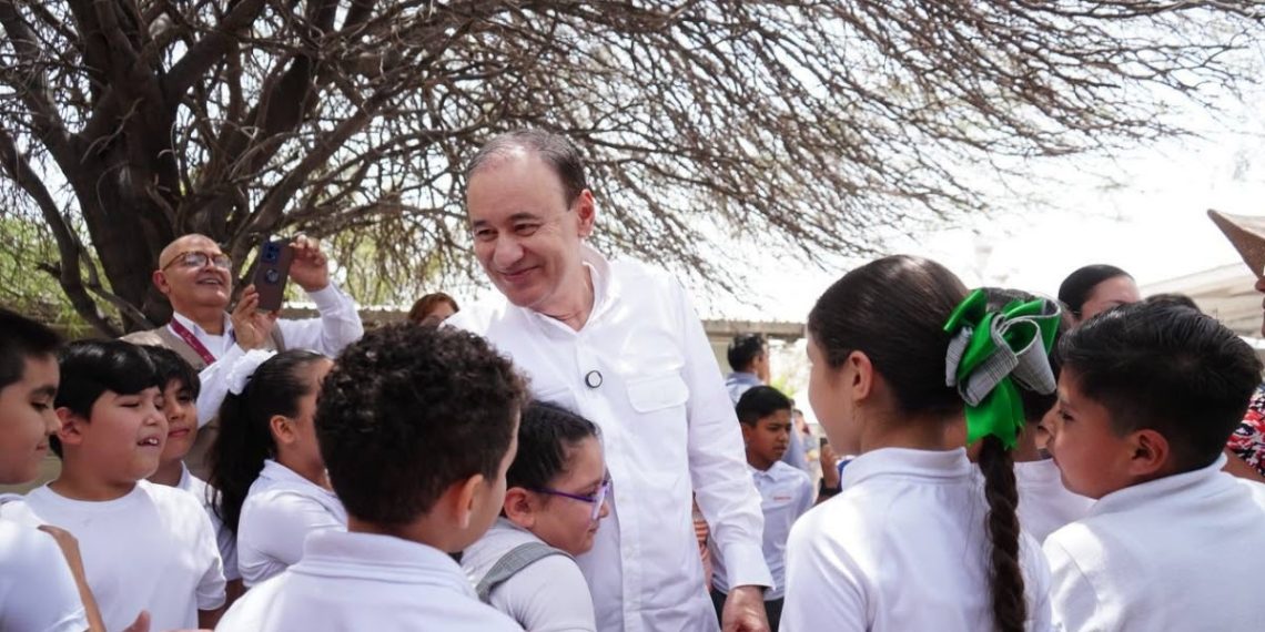 Con entrega de uniformes gratuitos, Gobernador Durazo convierte a Sonora en modelo nacional de educación