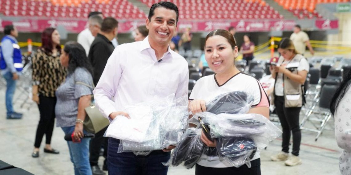 Cumple Gobernador Durazo con entrega ágil y eficiente de uniformes escolares gratuitos