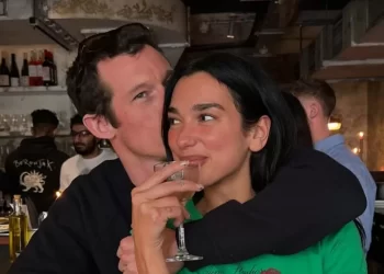 Dua Lipa confirma su compromiso con Callum Turner