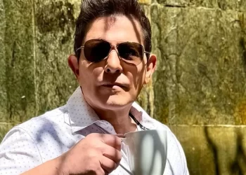 Ernesto Laguardia sufre accidente automovilístico con su familia