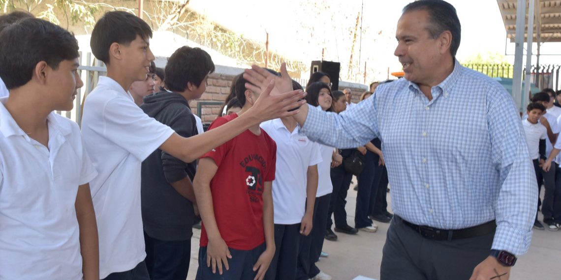 Apoyan Toño Astiazarán y Patty Ruibal a jóvenes con el programa Advertencia para prevenir adicciones