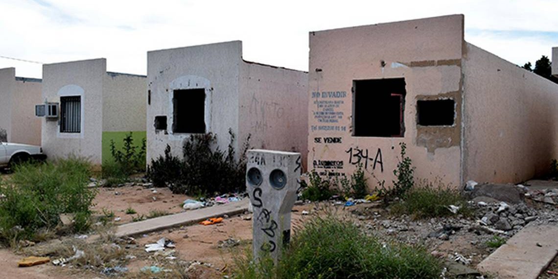 En 24 años, México pasó de construir viviendas en serie al abandono y la invasión masiva de casas