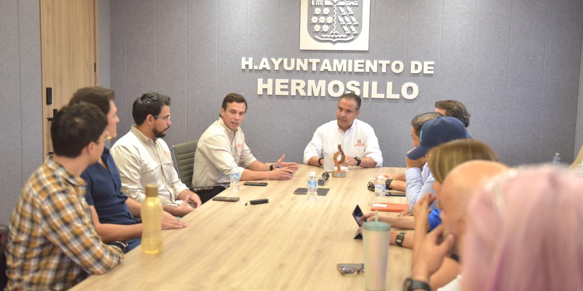 Cumple Toño Astiazarán a jóvenes ganadores de Smart City Hackathón para hacer realidad sus proyectos innovadores