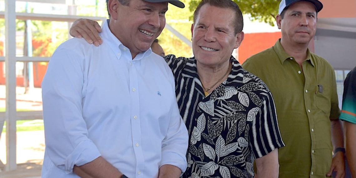 Inauguran Toño Astiazarán y Julio César Chávez rehabilitación de campo de futbol y gimnasio de box en Los Olivos