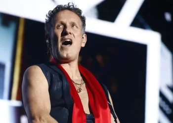 Vence guitarrista de Def Leppard al cáncer tras 12 años
