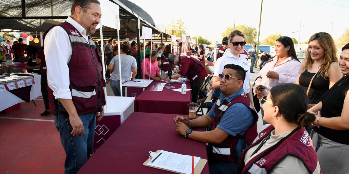 Gobernador Durazo acerca servicios gratuitos de “Sonora Atiende” a familias de la colonia Palo Verde