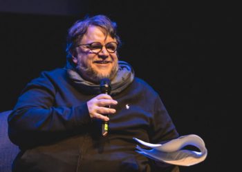 Guillermo del Toro manda mensaje a mexicanos en EU