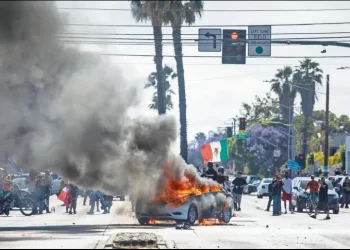 Enfrentan manifestantes a Guardia en Los Ángeles