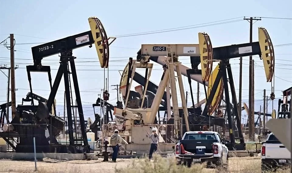 Petróleo se dispara ante escalada entre Israel e Irán