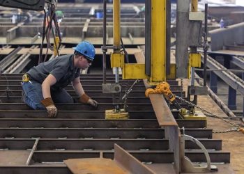 Complica programa de empleo vuelos de deportación de EU