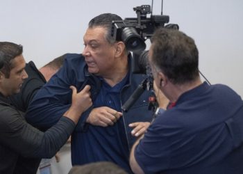 El senador Alex Padilla fue sacado a la fuerza de una conferencia de Noem