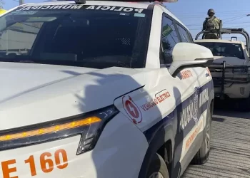 Hombre roba patrulla y choca contra papelería en Hermosillo