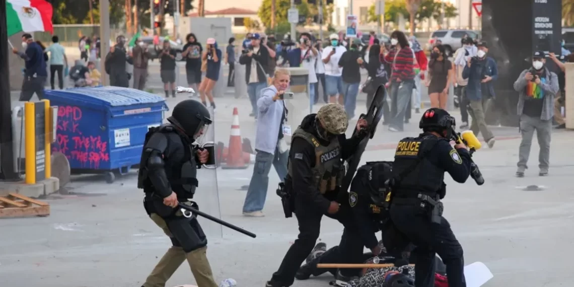 Se enfrentan manifestantes y agentes de migración en LA