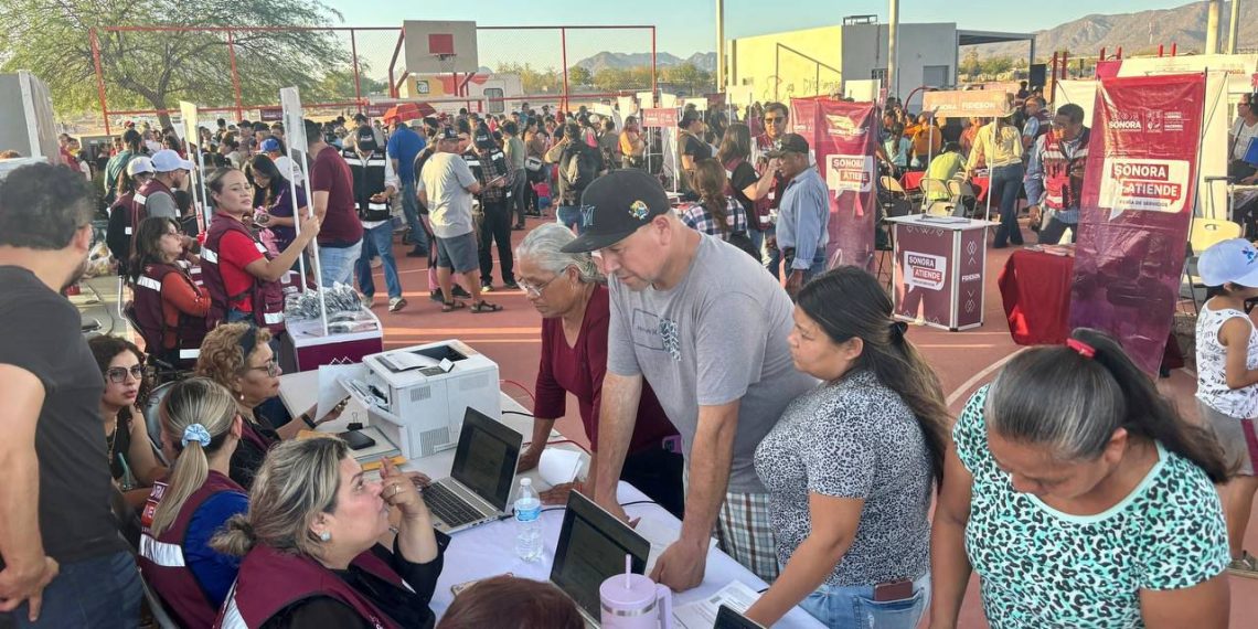 Gobernador Durazo cumple a familias de la colonia Laura Alicia Frías con servicios gratuitos de “Sonora Atiende”