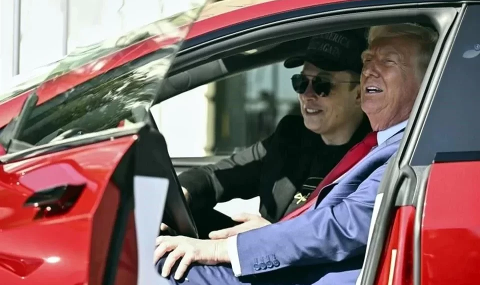 Se desploma Tesla más de 14% tras disputa Musk-Trump