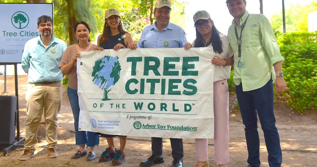 Recibe Toño Astiazarán el distintivo mundial Tree Cities Of The World por acciones de innovación en reforestación y mantenimiento de árboles