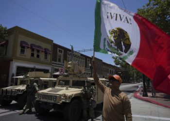 Declaran toque de queda en Los Ángeles por protestas contra redadas