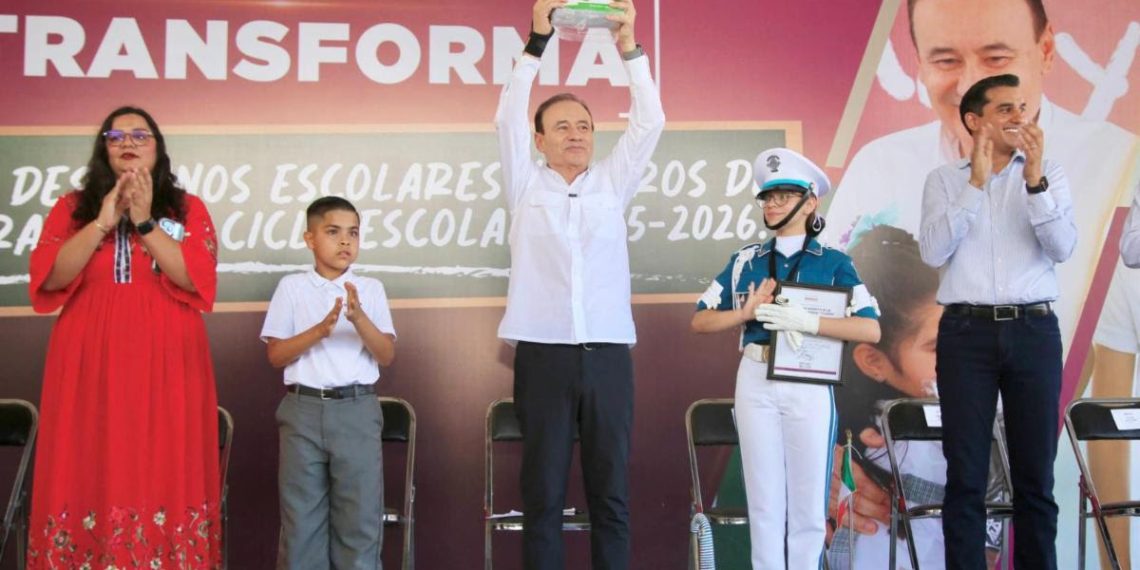 Gobernador Durazo arranca distribución de libros de texto y desayunos gratuitos para alumnos de educación básica