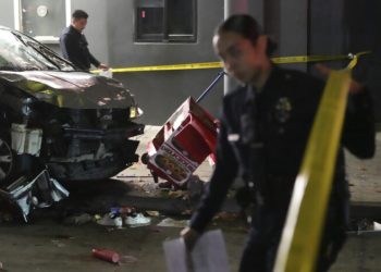 Vehículo embiste a multitud en Los Ángeles, hiriendo a 30 personas