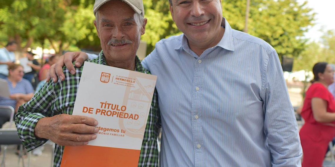 Brinda Toño Astiazarán seguridad patrimonial a familias con entrega de títulos