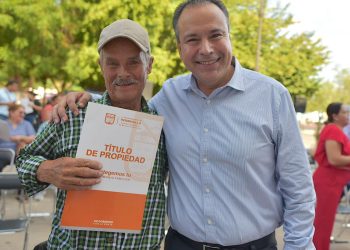 Brinda Toño Astiazarán seguridad patrimonial a familias con entrega de títulos