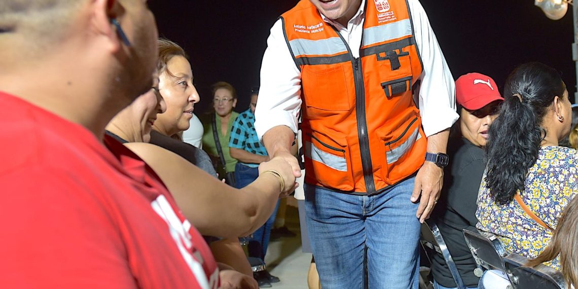 Cumple Toño Astiazarán a vecinos del norponiente con pavimentación con concreto hidráulico y puente peatonal y vehicular