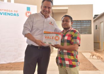Cumple Toño Astiazarán con entrega de paneles solares del programa Sello H en viviendas de interés social