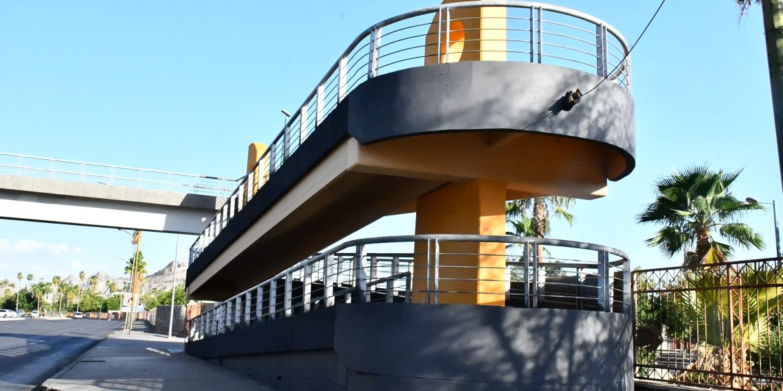 Realiza Ayuntamiento de Hermosillo mantenimiento a puente peatonal cercano a UNISON