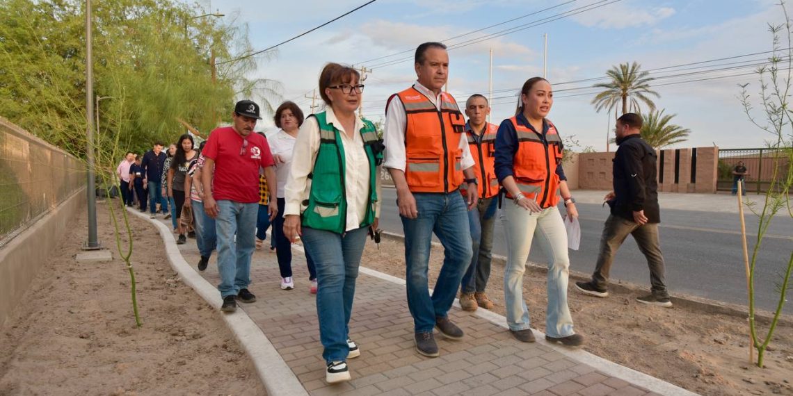 Verifican Toño Astiazarán y residentes del Norponiente avance del Parque Lineal Lázaro Cárdenas