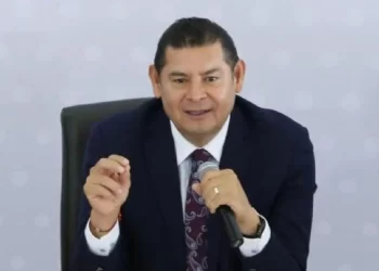 Alejandro Armenta le truena los dedos a la secretaria de Turismo y luego se disculpa