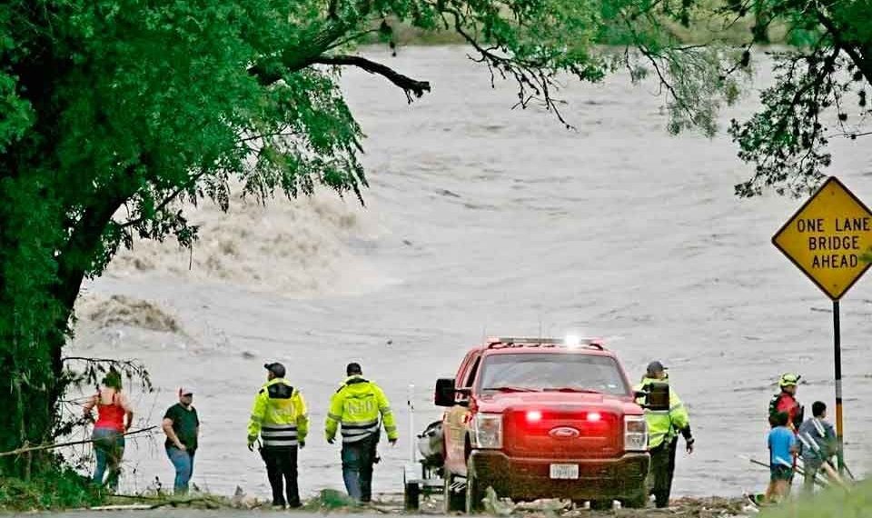 Al menos 27 muertos en inundaciones en Texas mientras continúa búsqueda de desaparecidos