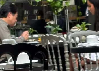 Captan a Mario Delgado vacacionando en exclusivo hotel de Portugal