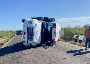 Se registra volcamiento de camión de pasajeros cerca de Empalme