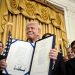 Firma Trump nuevas regulaciones sobre ‘stablecoins’