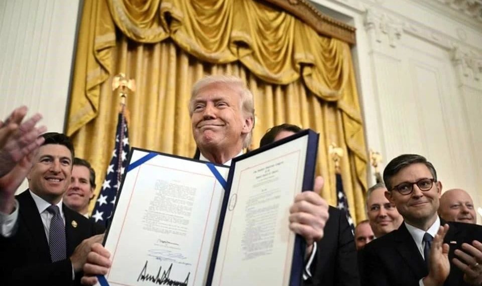 Firma Trump nuevas regulaciones sobre ‘stablecoins’