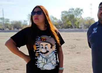 Hace política regidora en BCS… ¡Con playera del Chapo!